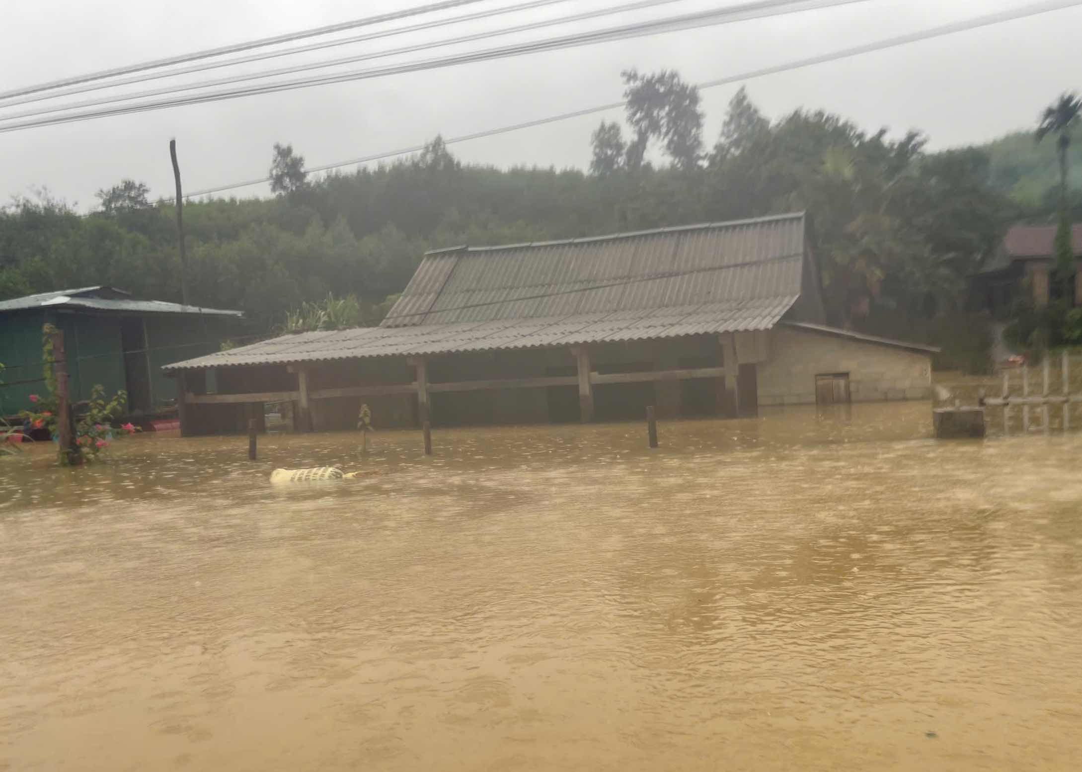 Nuoc lu ve khien hon 400 ho gia dinh tai xa Tan Hoa ngap trong nuoc. Anh: T. Van