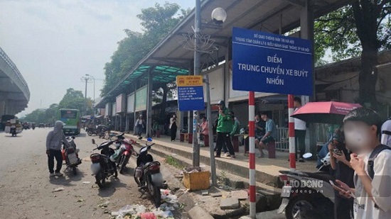 Điểm trung chuyển xe buýt Nhổn nhếch nhác mất mỹ quan đô thị. Ảnh: Minh Hạnh