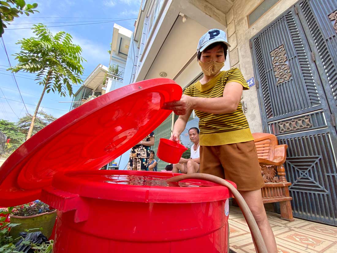 Người dân phường Nguyễn Phúc, TP Yên Bái sử dụng nước mưa để nấu ăn. Ảnh: Trần Bùi