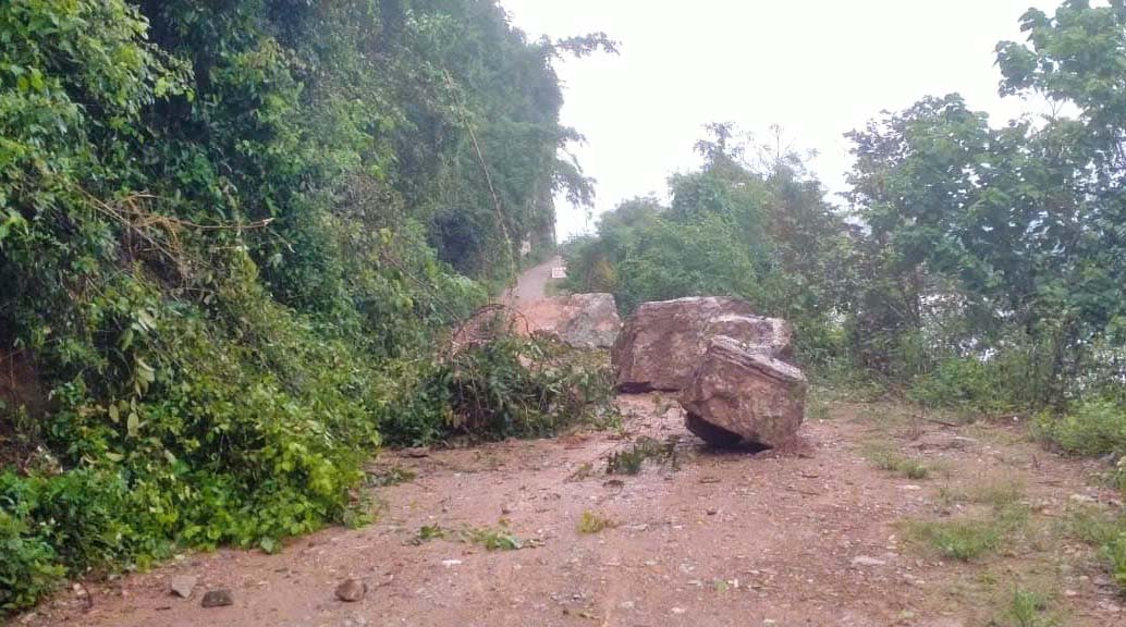 Đường liên xã Lạng Khê - Cam Lâm, huyện Con Cuông bị đá rơi từ trên núi cao xuống làm tắc nghẽn. Ảnh: Bá Hậu
