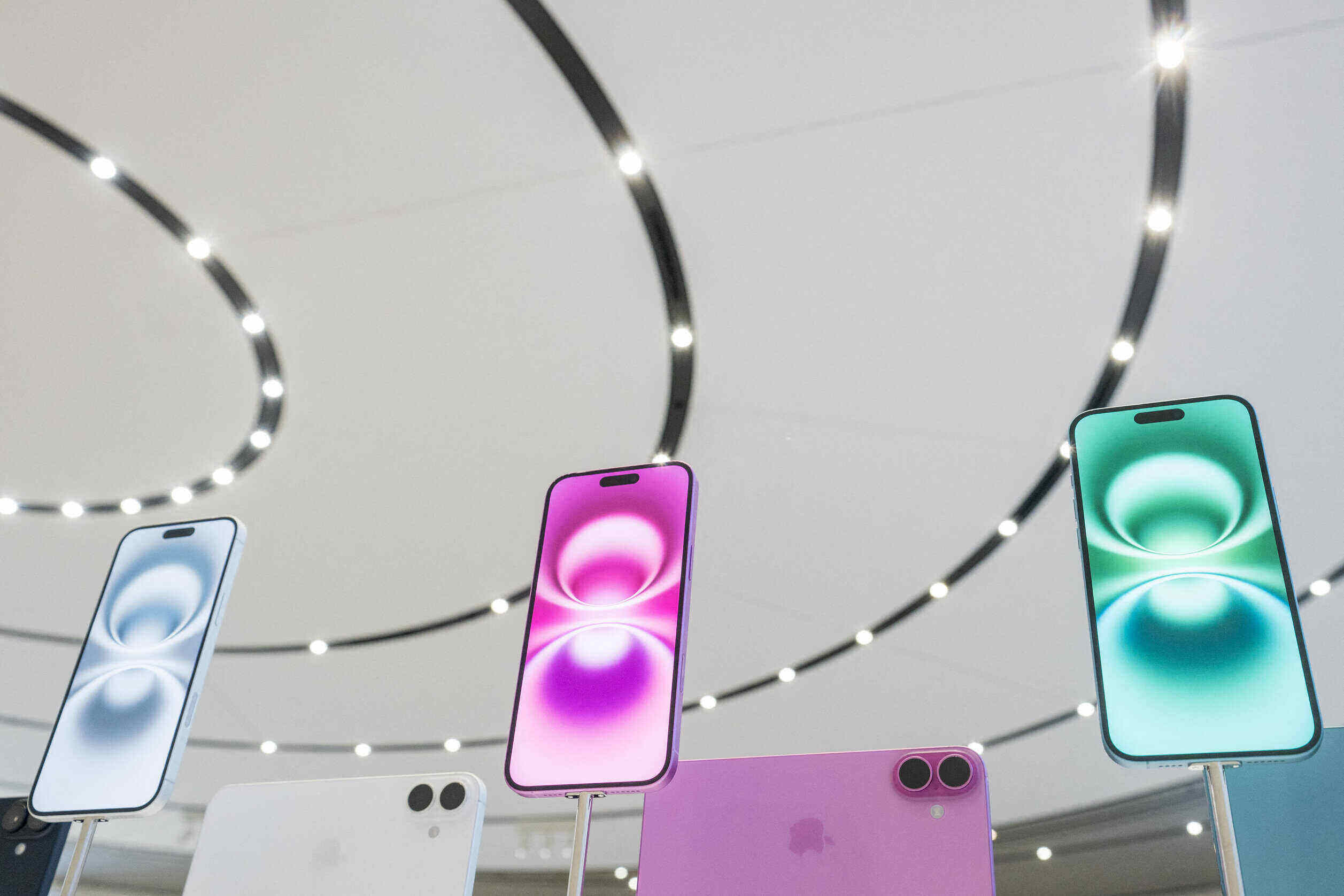 iPhone 16 đã được mở bán từ ngày 20.9. Ảnh: AFP