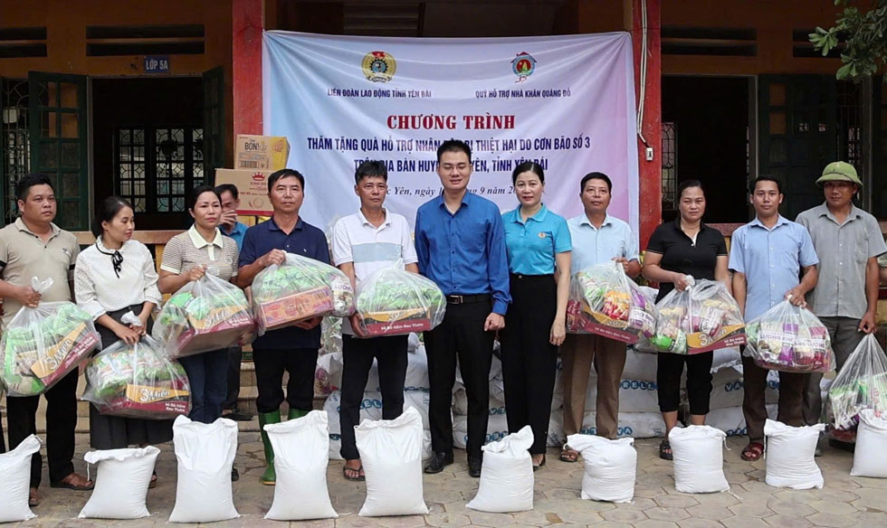 LĐLĐ tỉnh Yên Bái và đại diện Quỹ hỗ trợ Khăn quàng đỏ tặng quà đoàn viên xã Minh Chuẩn, huyện Lục Yên. Ảnh: Bảo Nguyên