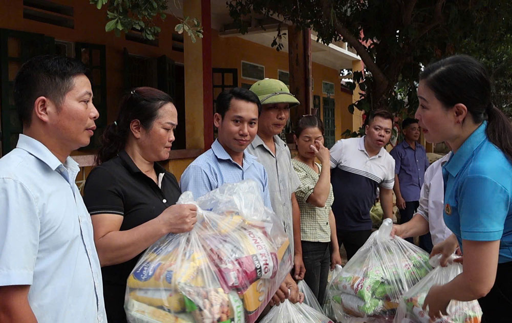 Tang qua cho doan vien, nguoi lao dong anh huong boi thien tai. Anh: Bao Nguyen