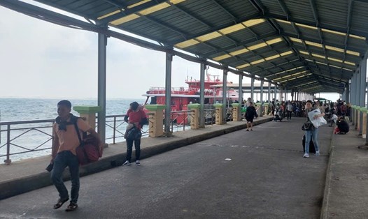Tàu phà tuyến Rạch Giá - Phú Quốc (và ngược lại) hoạt động lại sau những ngày tạm ngưng vì thời tiết xấu. Ảnh: Xuân Nhi