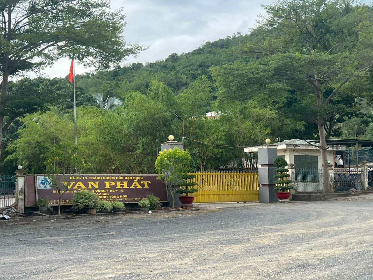 7 nhà thầu khiếu nại xung quanh cuộc đấu giá tài sản của Công ty TNHH Rượu Vạn Phát ở Phú Yên. Ảnh: Hữu Long