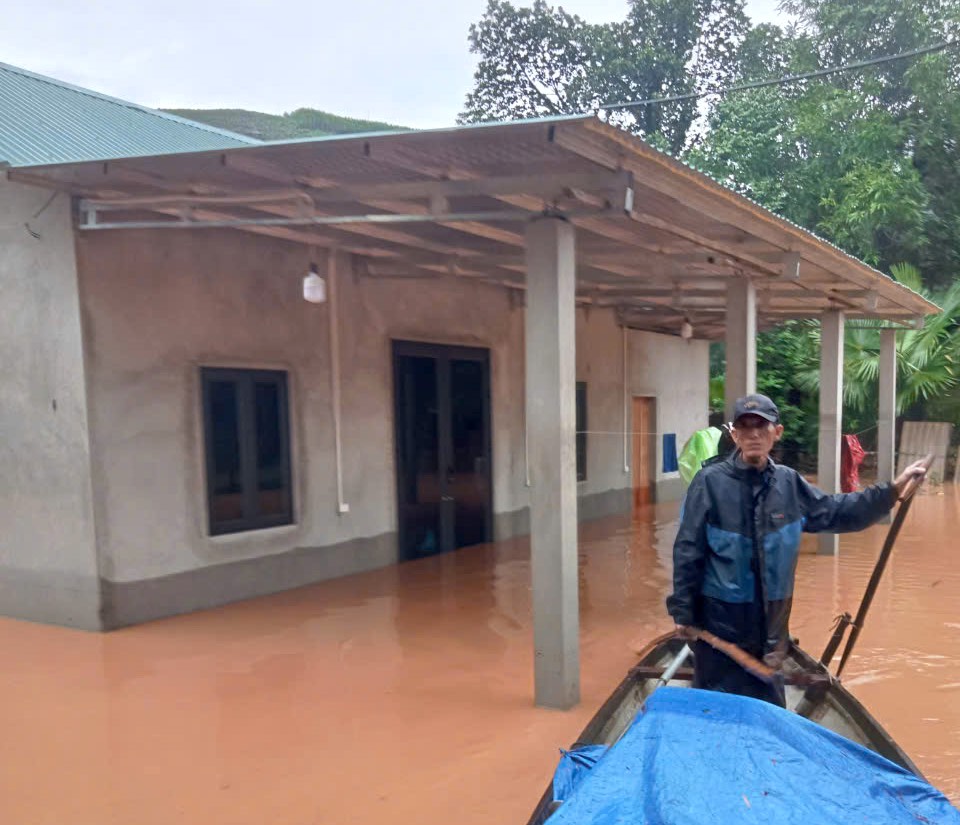 Nhieu nha dan bi ngap lut tai Quang Binh. Anh: T. Van