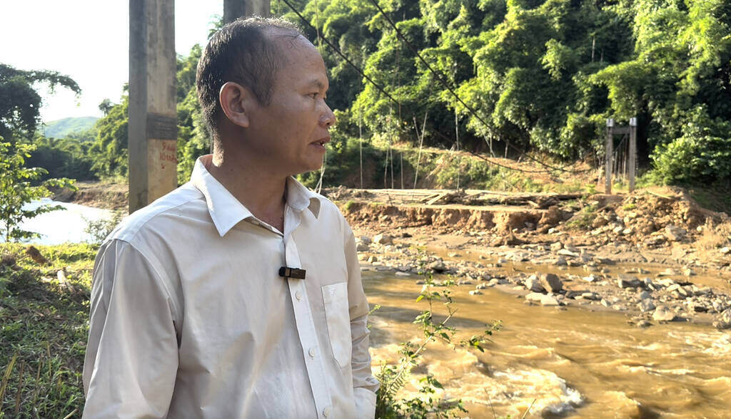 Người dân và học sinh vùng rốn lũ Chiềng Nơi, Mai Sơn mong mỏi một cây cầu. Ảnh: Khánh Linh