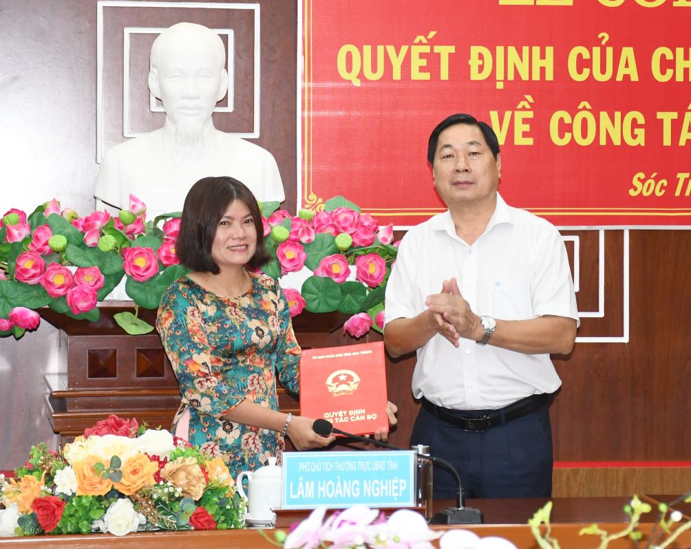 Phó Chủ tịch Thường trực UBND tỉnh Sóc Trăng Lâm Hoàng Nghiệp trao quyết định cho bà Nguyễn Thị Thanh Thúy. Ảnh: Chí Bảo