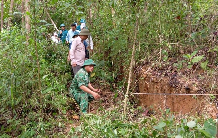 Vết nứt lớn trên ngọn đồi tại huyện Nam Giang, Quảng Nam đe dọa  11 hộ dân. Ảnh UBND huyện Nam Giang