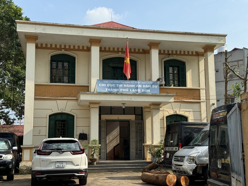 Cục Thi hành án dân sự TP Lạng Sơn ra quyết định khấu trừ lương của một cán bộ để trả nợ khoản vay. Ảnh: Khánh Linh