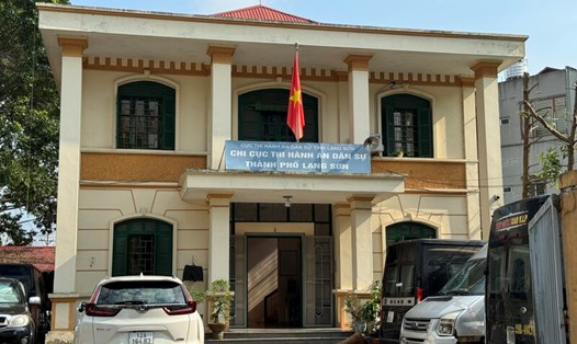 Cục Thi hành án dân sự TP Lạng Sơn ra quyết định khấu trừ lương của một cán bộ để trả nợ khoản vay. Ảnh: Khánh Linh