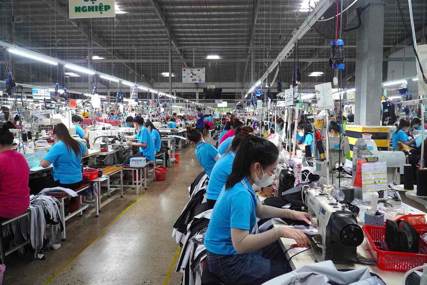 Công nhân Công ty Cổ phần Đồng Phú Cường. Ảnh: HAC