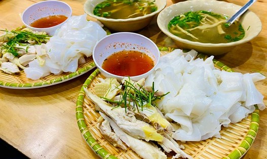 Món phở gà chấm độc lạ hút khách. Ảnh: Minh Thương