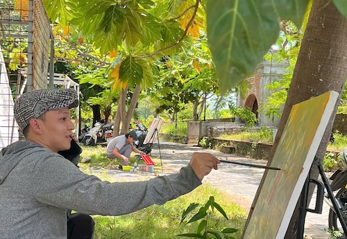 Họa sĩ chọn Đà Nẵng làm chất liệu sáng tác nghệ thuật. Ảnh: Nguyễn Linh