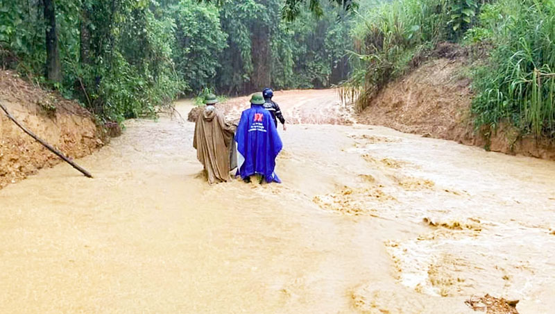 Một tuyến đường ở xã Thanh Mỹ (Thanh Chương, Nghệ An) bị ngập sâu sau mưa lớn. Ảnh: Anh Tuấn