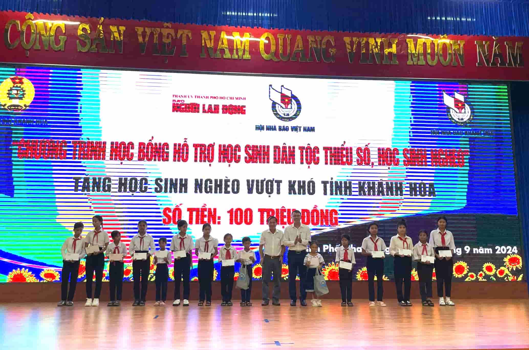 Nhiều phần quà cho bà con ngư dân, con em cán bộ chiến sĩ đang công tác ở đảo Trường Sa. Ảnh: Xuân Hoát