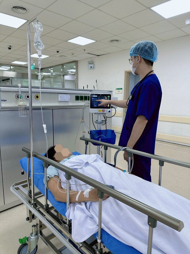 Bác sĩ cấp cứu cho bệnh nhân sốc phản vệ sau ngộ độc thuốc tê khi tiêm filler mũi tại cơ sở thẩm mỹ chui. Ảnh: BVCC