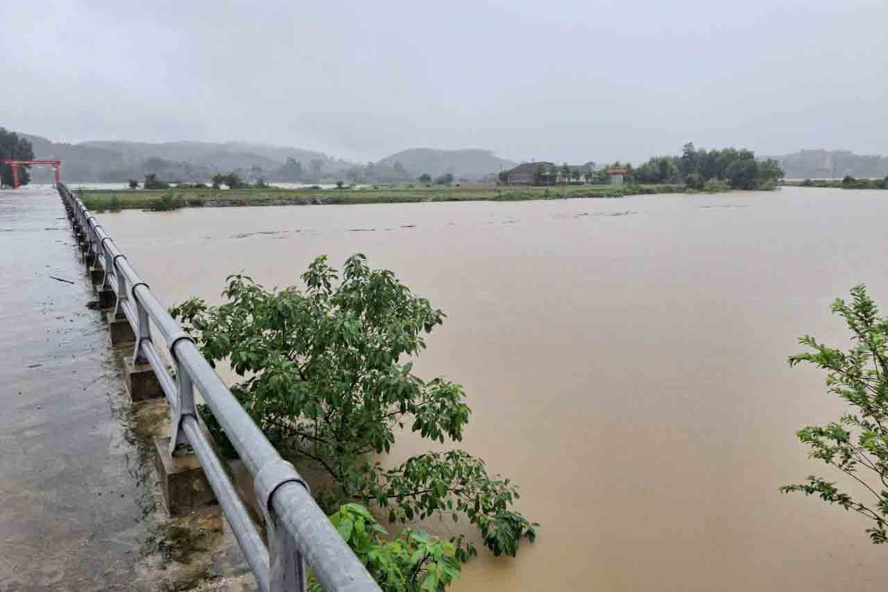 Chiều 20.9, nước thượng nguồn ở sông Ngàn Sâu (huyện Hương Khê) đã giảm nên đã bớt lo ngại về ngập lụt. Ảnh: Trần Tuấn.