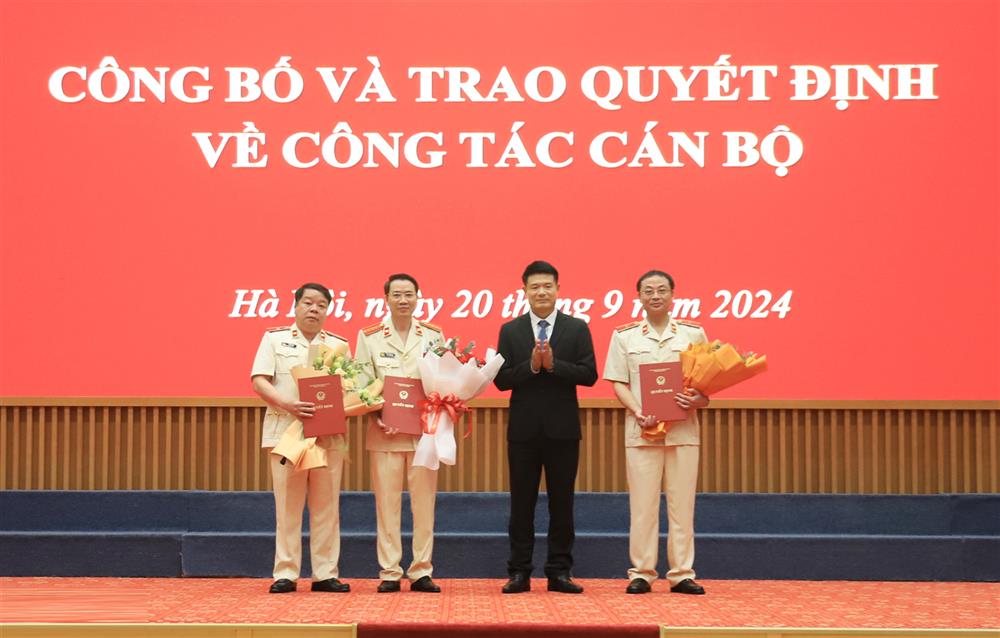  Ông Nguyễn Huy Tiến - Viện trưởng Viện KSND Tối cao (thứ 3 từ trái qua) trao quyết định và chúc mừng các cán bộ được điều động, bổ nhiệm. Ảnh: Viện KSND Tối cao