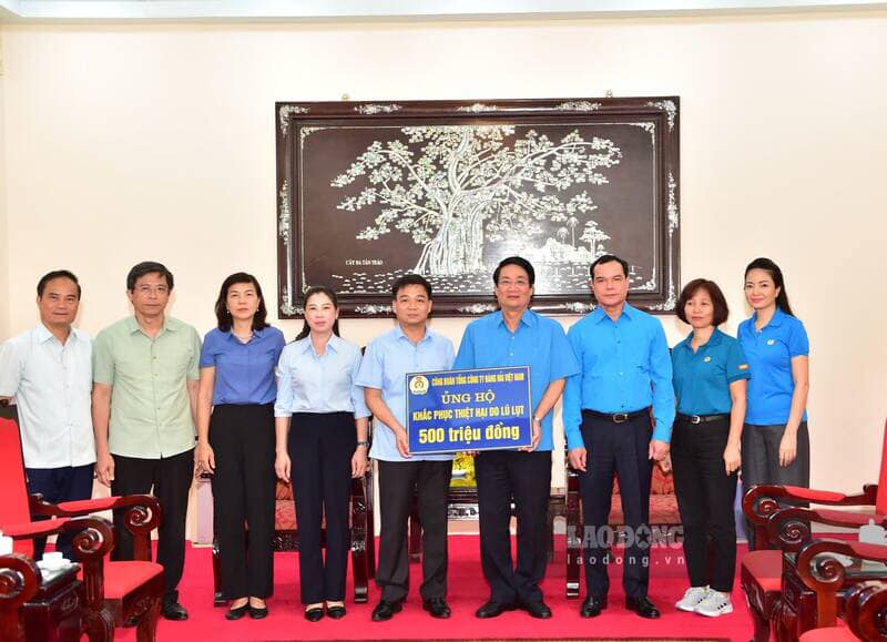 Công đoàn Tổng Công ty Hàng hải Việt Nam ủng hộ đồng bào bị thiệt hại do bão số 3. Ảnh: Nguyễn Tùng