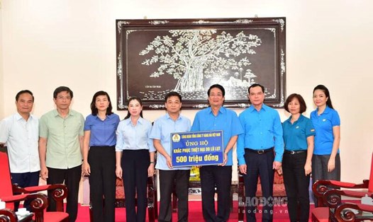 Công đoàn Tổng Công ty Hàng hải Việt Nam ủng hộ đồng bào bị thiệt hại do bão số 3. Ảnh: Nguyễn Tùng