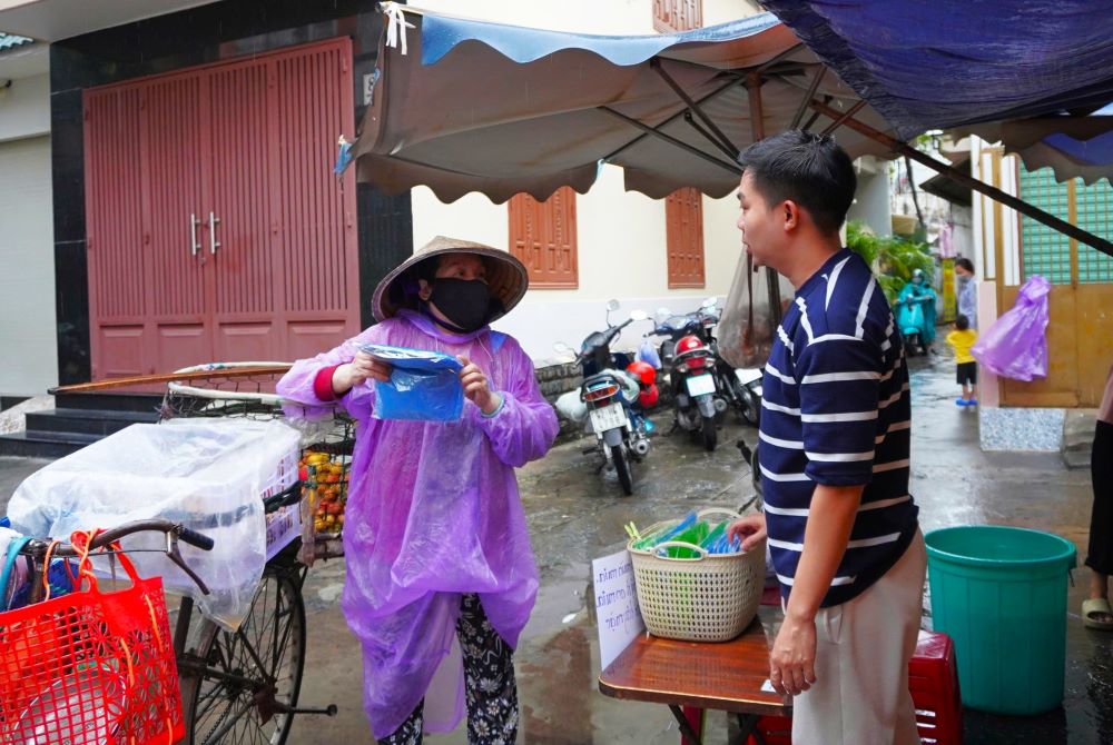 "Áo mưa treo" ấm lòng người lao động giữa mùa mưa ở TPHCM
