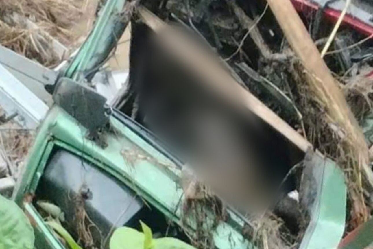 1 thi thể được phát hiện trong cabin xe tải nằm dưới hiện trường cầu Phong Châu bị sập. Ảnh: CTV.