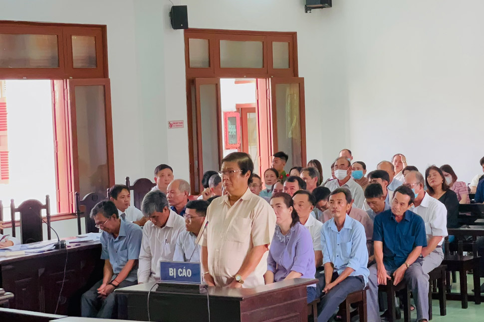 Bị cáo Võ Ngọc Hòa - nguyên Chủ tịch UBND huyện Đông Hòa (nay là thị xã Đông Hòa, Phú Yên) cùng 21 bị cáo tại tòa. Ảnh: Thế Minh
