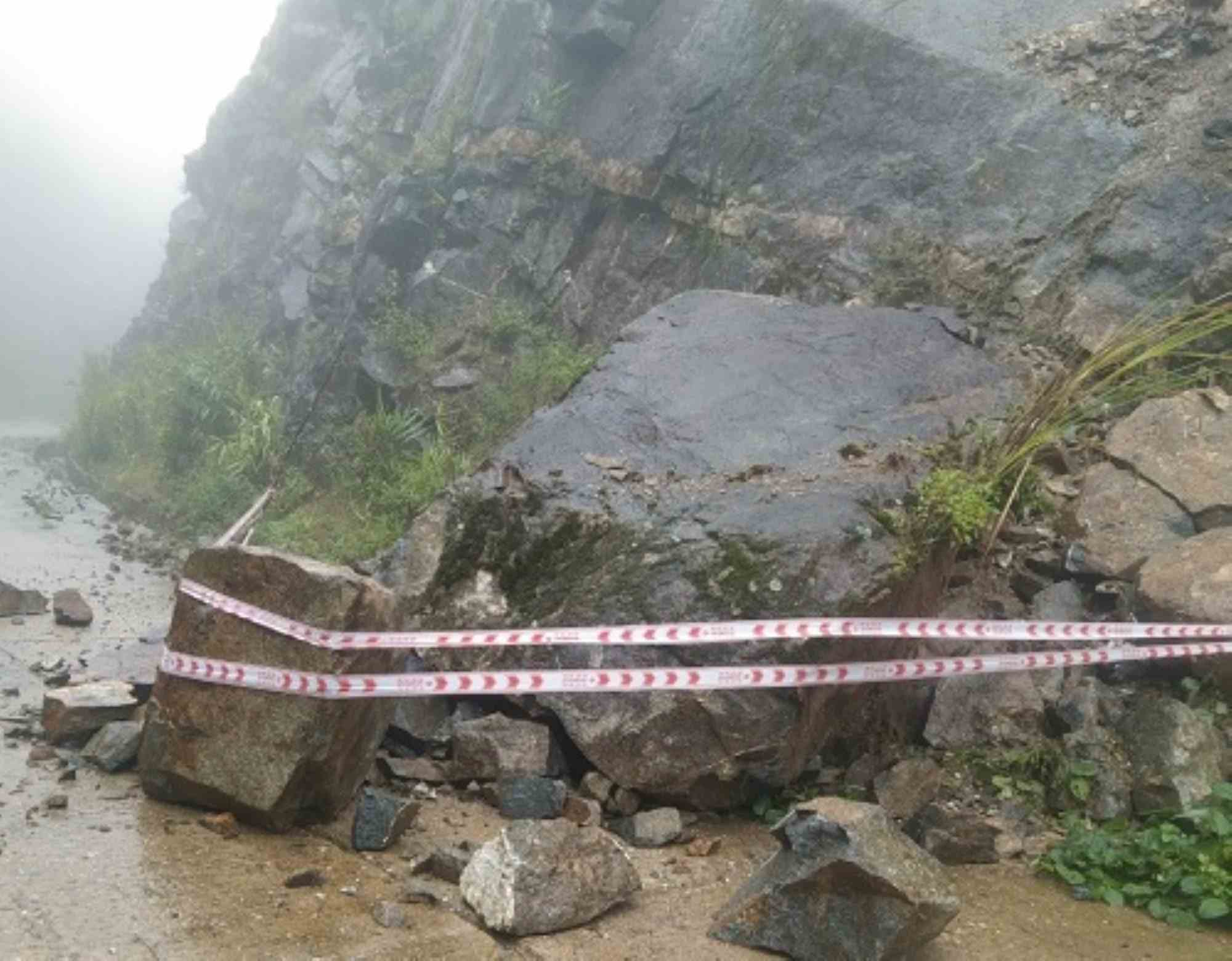 Tảng đá lớn bị sạt lở rơi xuống đường ở huyện Tu Mơ Rông. Ảnh: THANH TUẤN