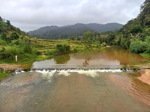 Ngam tran nuoc dang cao, phuong tien kho qua lai. Anh: Lan Phuong 