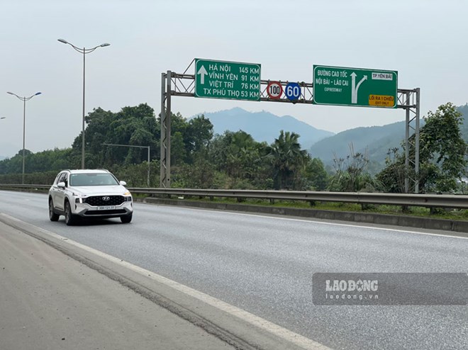 Vehicles can now travel normally on the Noi Bai - Lao Cai highway after the landslide was cleared. Photo: Dinh Dai