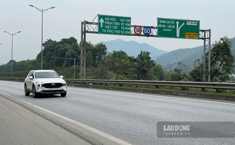 Vehicles can now travel normally on the Noi Bai - Lao Cai highway after the landslide was cleared. Photo: Dinh Dai