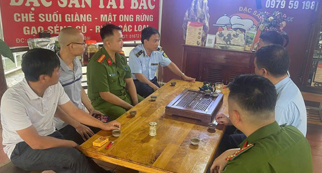 Yen Bai city authorities work with the restaurant accused of "ripping off" the charity group. Photo: Tran Bui