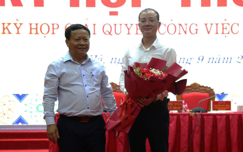 Phó Chủ tịch UBND tỉnh Lào Cai Nguyễn Trọng Hài tặng hoa chúc mừng tân Chủ tịch UBND huyện Bắc Hà Đặng Công Hải. Ảnh: Đinh Đại