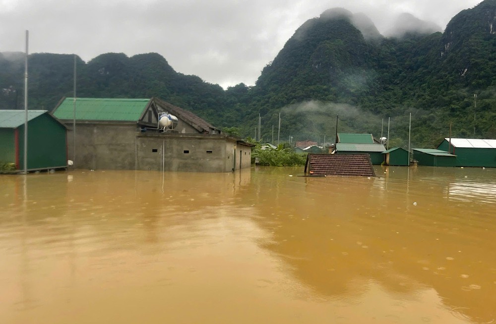More than 1,000 households in Quang Binh are flooded