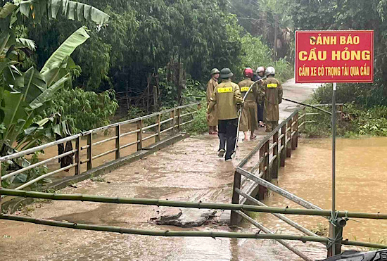 Nhieu nha dan bi ngap lut tai Quang Binh. Anh: T. Van