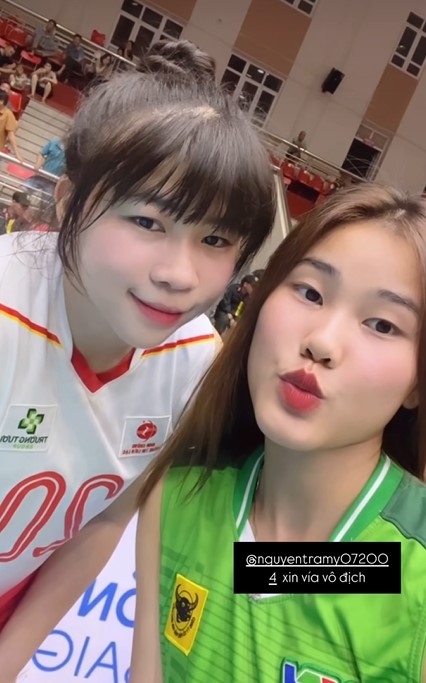 Phuong Thuy (trai) va Tra My tai giai vo dich U23 Quoc gia 2024. Anh cat tu video FBNV