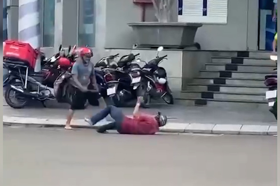 Hiện trường vụ em trai chém gục người anh ngay trung tâm TP Quy Nhơn (Bình Định). Ảnh: Cá Koi DP