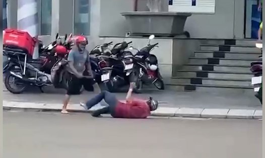 Hiện trường vụ em trai chém gục người anh ngay trung tâm TP Quy Nhơn (Bình Định). Ảnh: Cá Koi DP