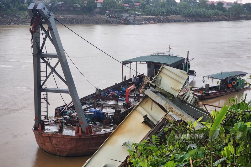 Chieu va toi 20.9, du thoi tiet co mua kha lon, nhung viec tim kiem cuu ho, cuu nan tai khu vuc sap cau Phong Chau van duoc trien khai. Anh: To Cong.