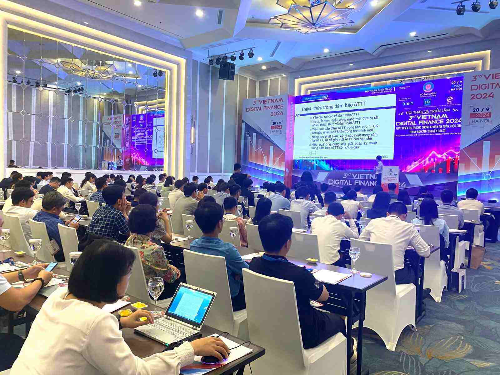 Tại Hội thảo - Triển lãm Vietnam Digital Finance 2024 (VDF-2024), chuyên gia cho rằng, các tổ chức lớn và doanh nghiệp tăng trưởng cao thường chịu ảnh hưởng nặng nề nhất từ các cuộc tấn công mạng. Ảnh: Bộ Tài chính. 