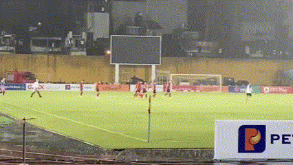 Mưa lớn, sấm chớp ở trận Công an Hà Nội và Thanh Hóa.