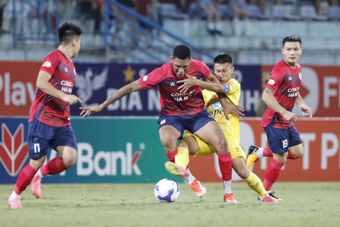 Sau khoang 30 phut tam dung, cau thu 2 doi quay tro lai san thi dau.