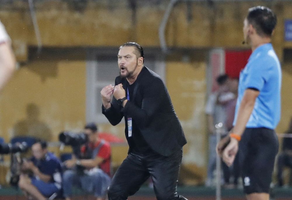 Huấn luyện viên Popov của đội Thanh Hóa. Ảnh: Minh Dân
