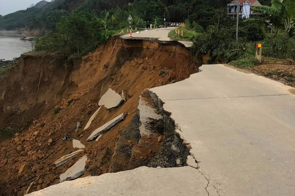 The road along the Lo River suffered serious landslides. Photo: Contributor.