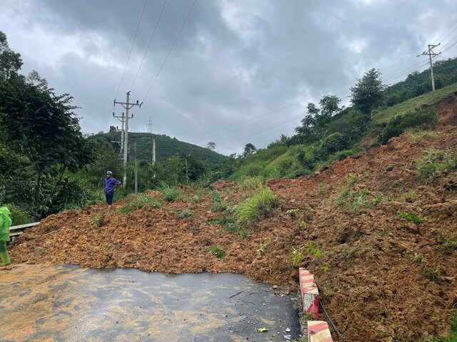 Thiên tai đã gây hư hại nhiều tuyến đường ở Sơn La. Ảnh: Minh Nguyễn