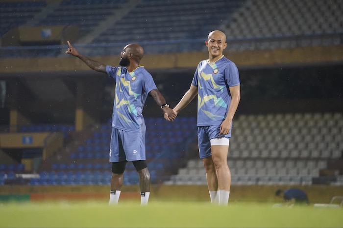 Trung vệ Nguyễn Thanh Long cạo trọc mái tóc để đổi vận. Ảnh: THFC