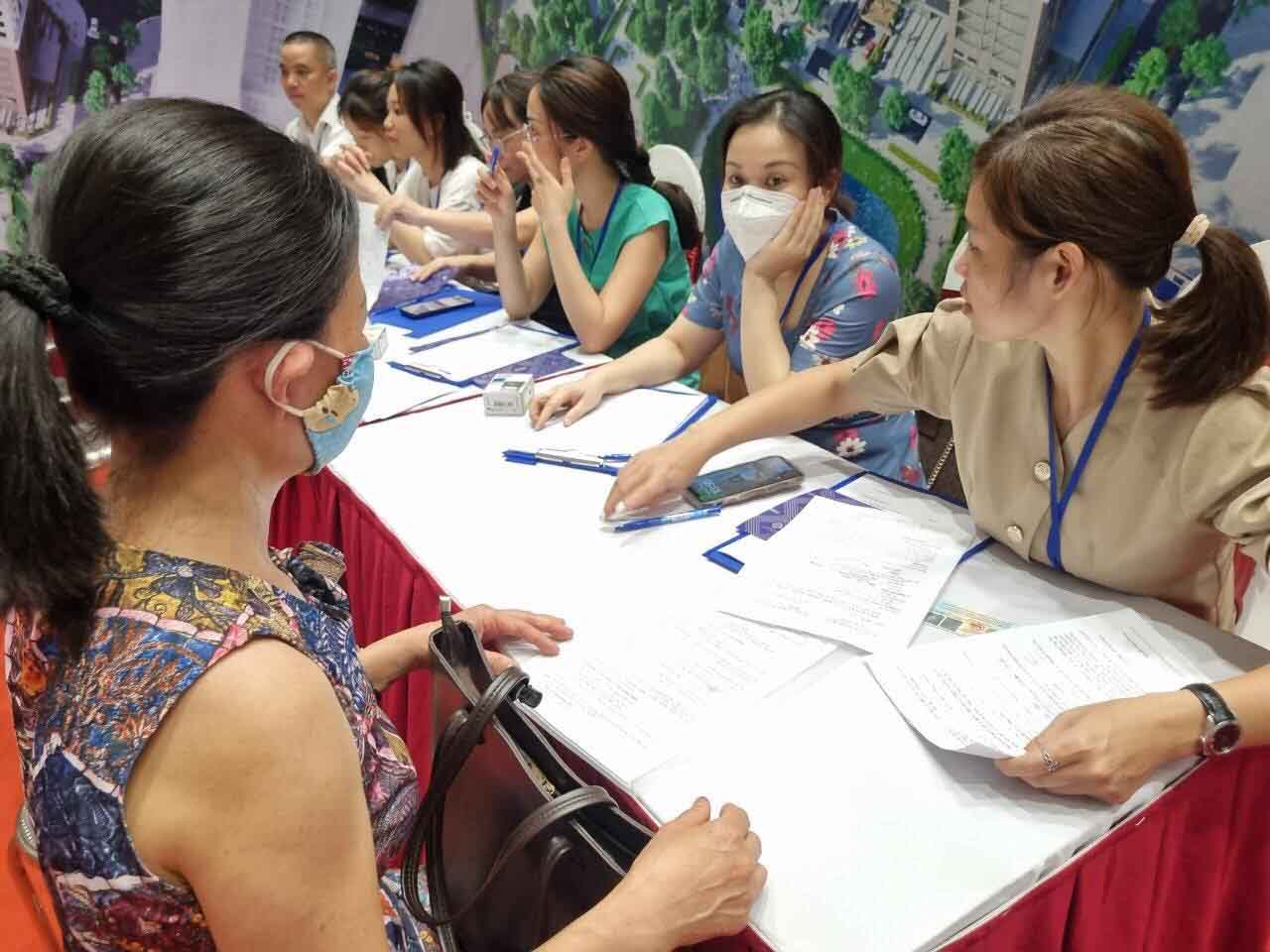 Người dân làm thủ tục sau khi bốc thăm trúng nhà ở xã hội tại dự án NHS Trung Văn (quận Nam Từ Liêm, Hà Nội) vào tháng 5.2023. Ảnh: Cao Nguyên.
