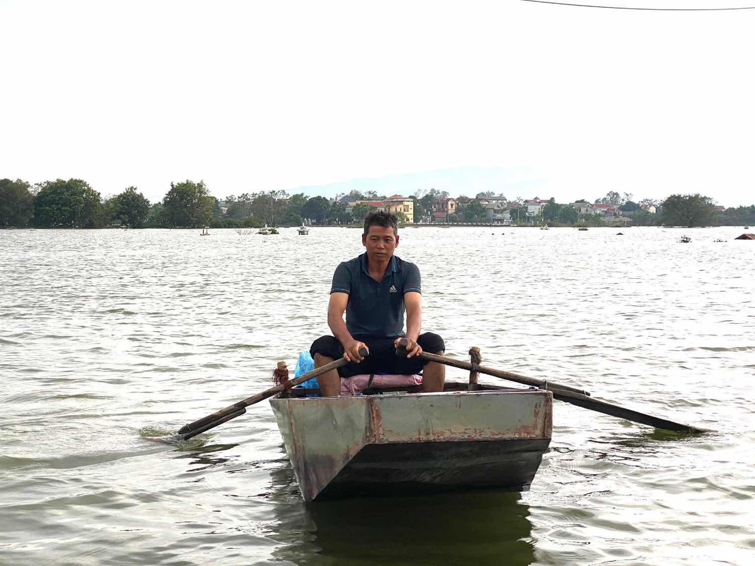Mr. Nguyen Van Hoa (Quoc Oai, Hanoi) - the person who saved two young men in a car swept away by flood water. Photo: Duc Manh