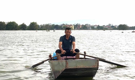 Ông Nguyễn Văn Hòa (Quốc Oai, Hà Nội) - người đã cứu hai thanh niên trong chiếc xe bị nước cuốn. Ảnh: Đức Mạnh